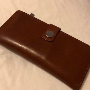HOBO IRIS WALLET JUST REDUCED👛👛👛👜